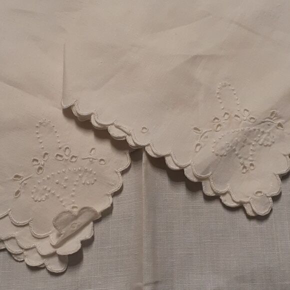 5 pc vtg.34" sq. linen tablcloth & 4 napkins with enbroidered basket design. - Picture 5 of 5